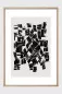 Preview: SÉQUENCE gerahmter Fine Art Print mit abstrakter schwarzer Grafik auf warmem Off-White im Rahmen aus Eiche Natur