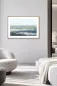 Preview: SOFT TIDE abstrakte Meereslandschaft im Eichenrahmen an heller Wand in einem modernen Wohnambiente
