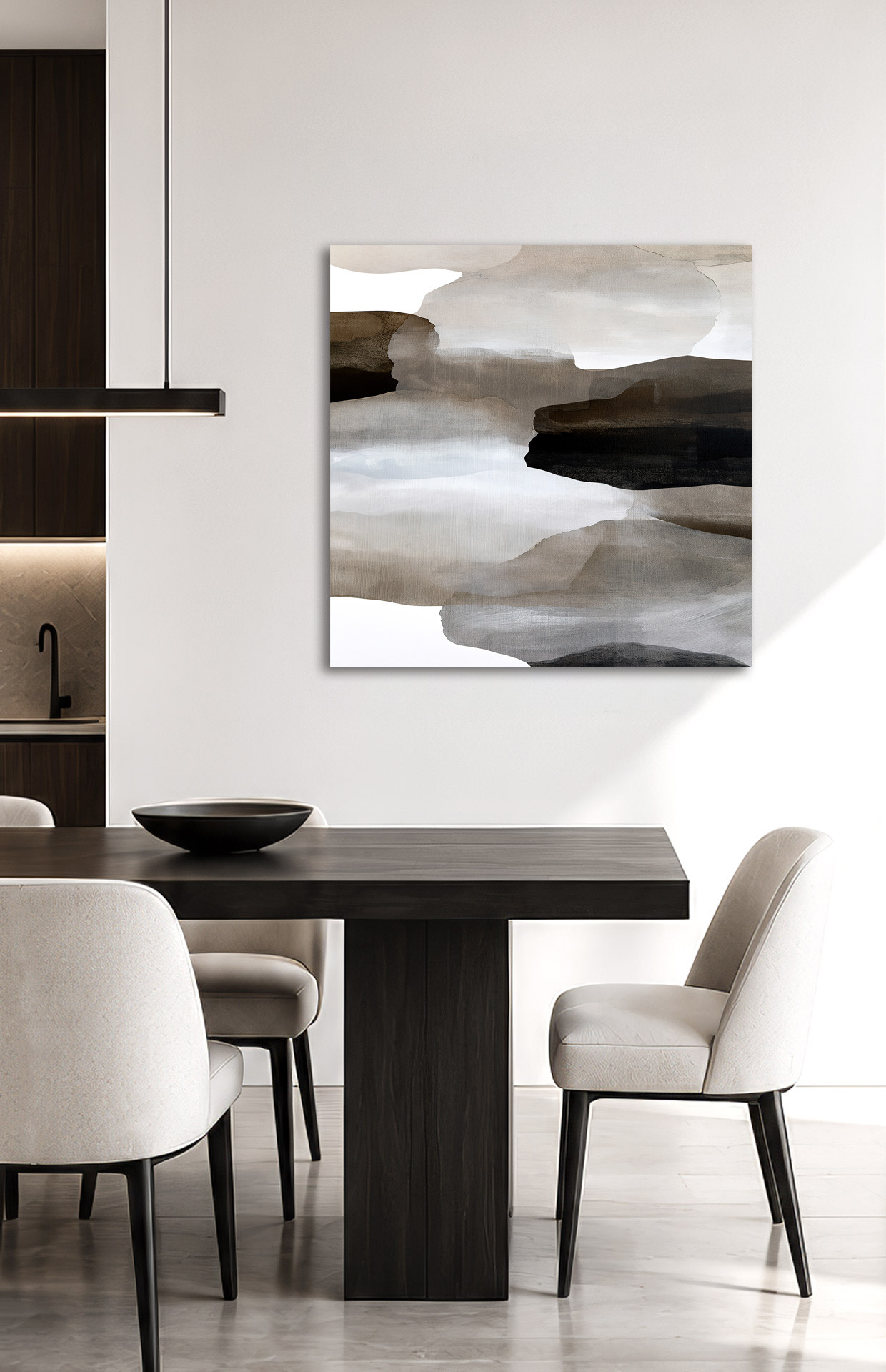 TERRA N°1 abstraktes Leinwandbild in einem modernen Esszimmer mit dunklem Holztisch