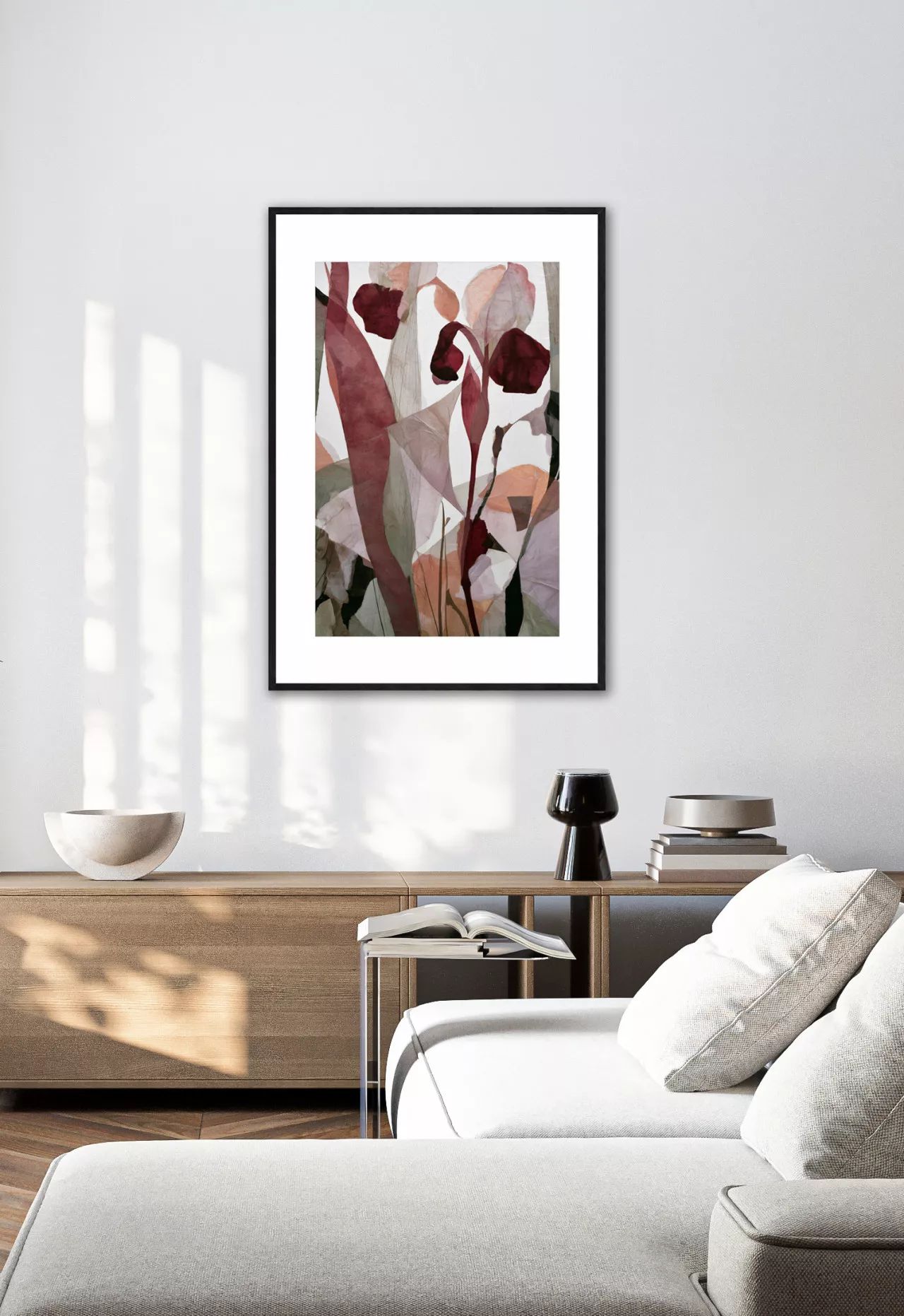 PETAL CLUB V moderne florale Wandkunst im schwarzen Rahmen über hellem Holz-Sideboard