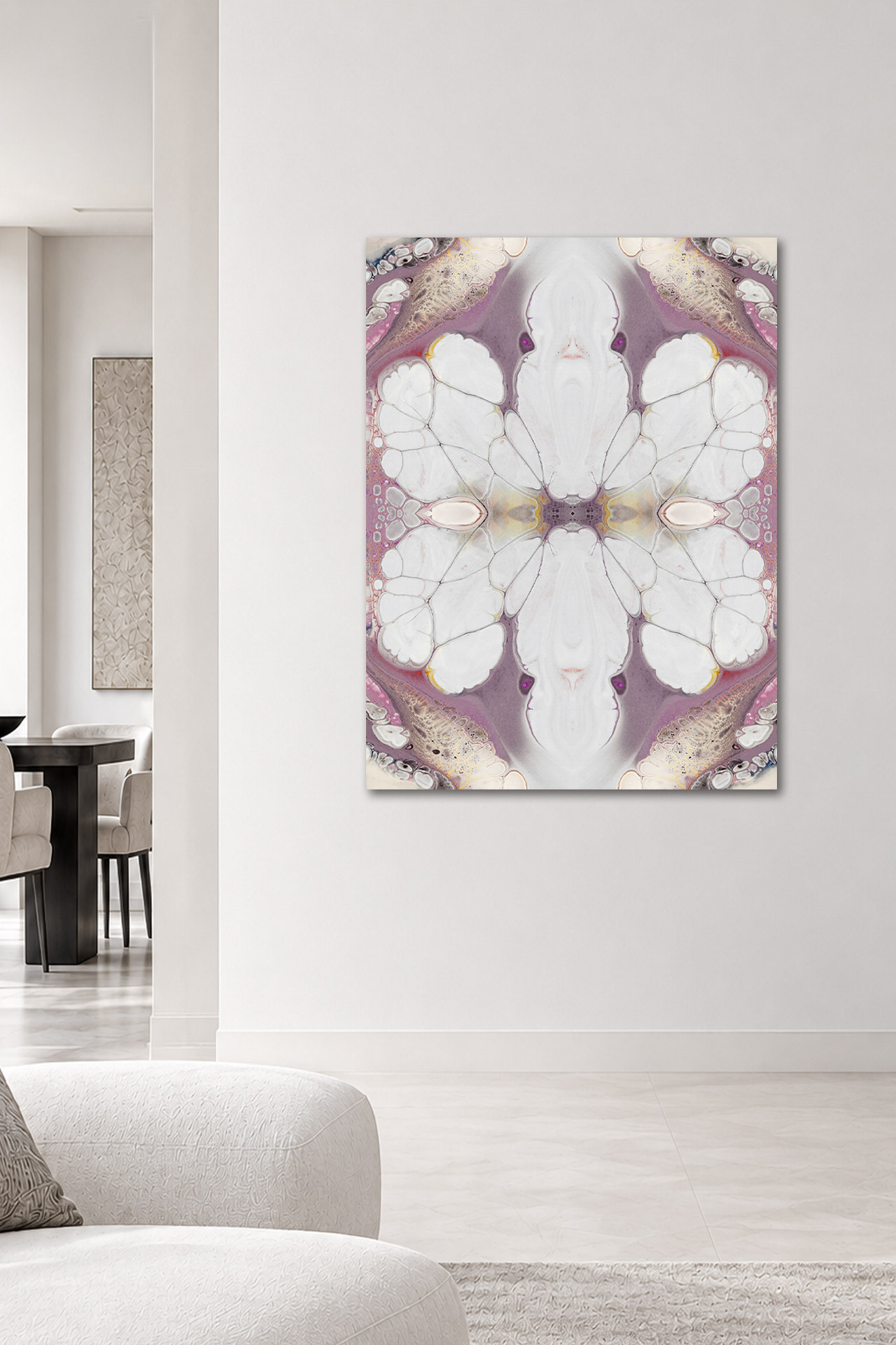 MOIRÉ abstraktes Leinwandbild in Rosé und Mauve an einer hellen Wand in einem modernen, eleganten Wohnraum