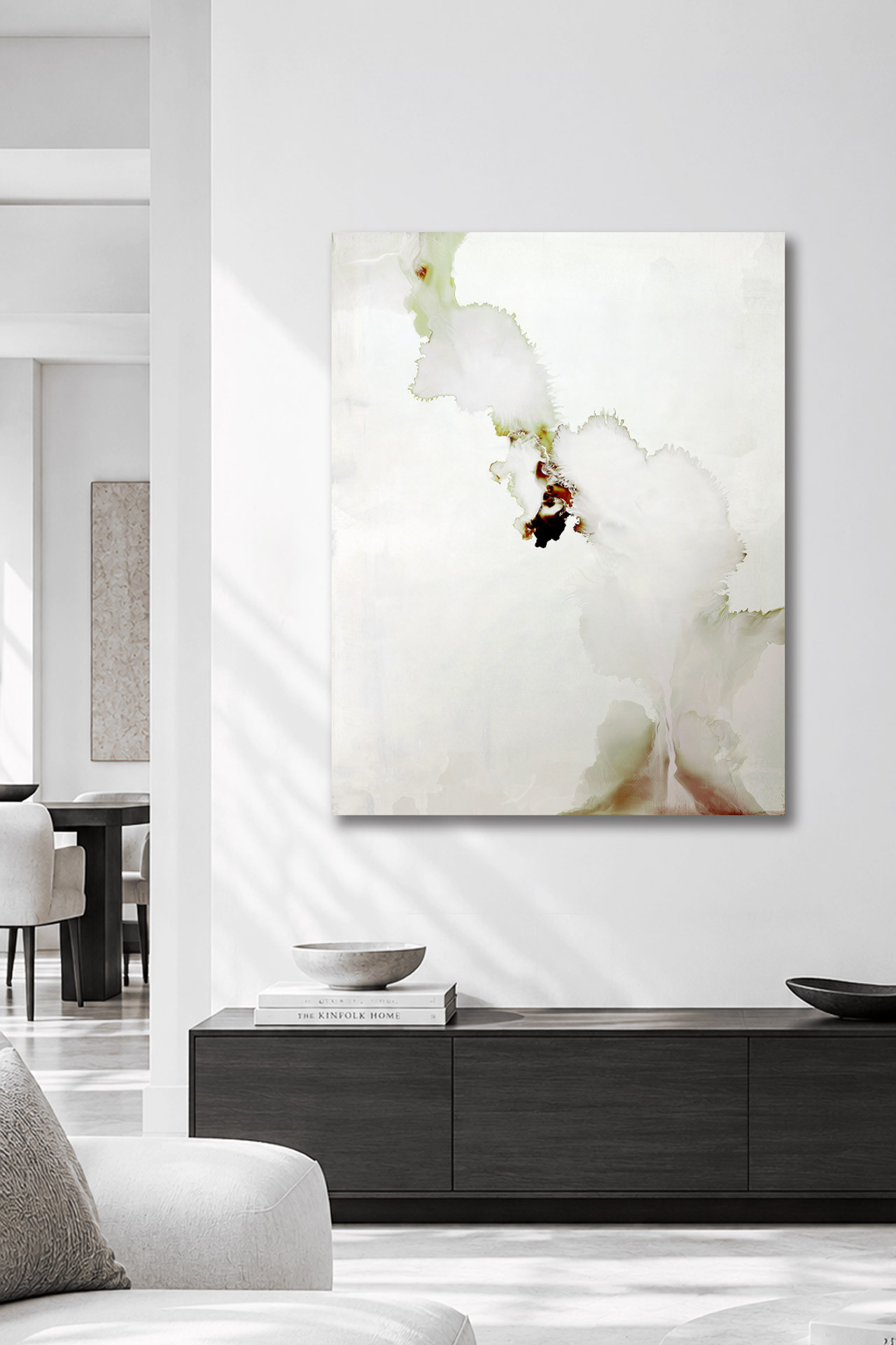 BLUSH CODE – großformatige abstrakte Leinwandkunst über modernem Sideboard in hellem Wohninterieur
