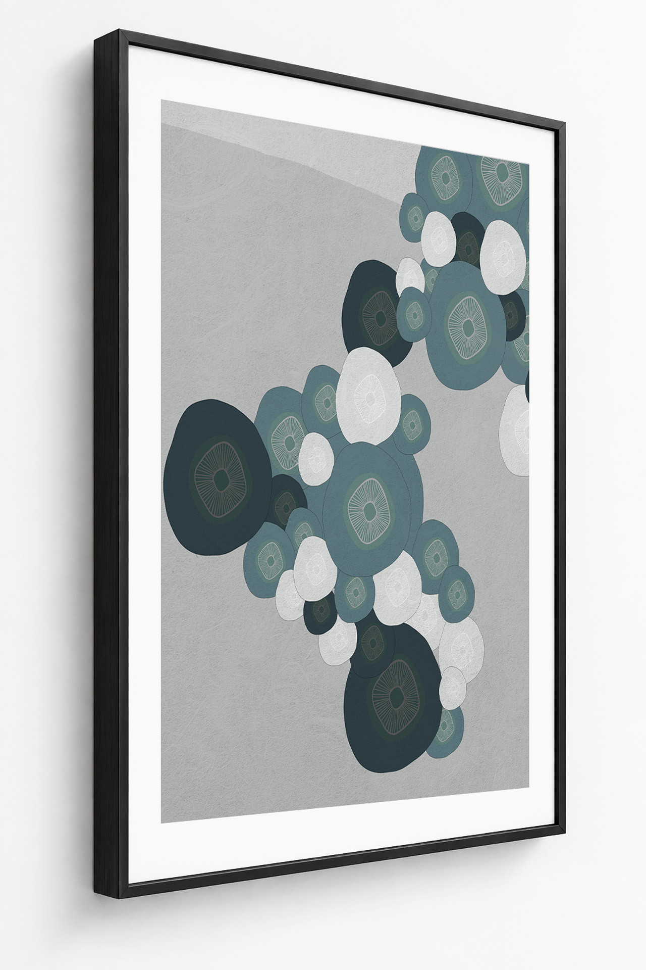 FREQUENCY Fine Art Print in seitlicher Perspektive mit mattschwarzem Rahmen, weißem Passepartout und abstraktem Kreismotiv