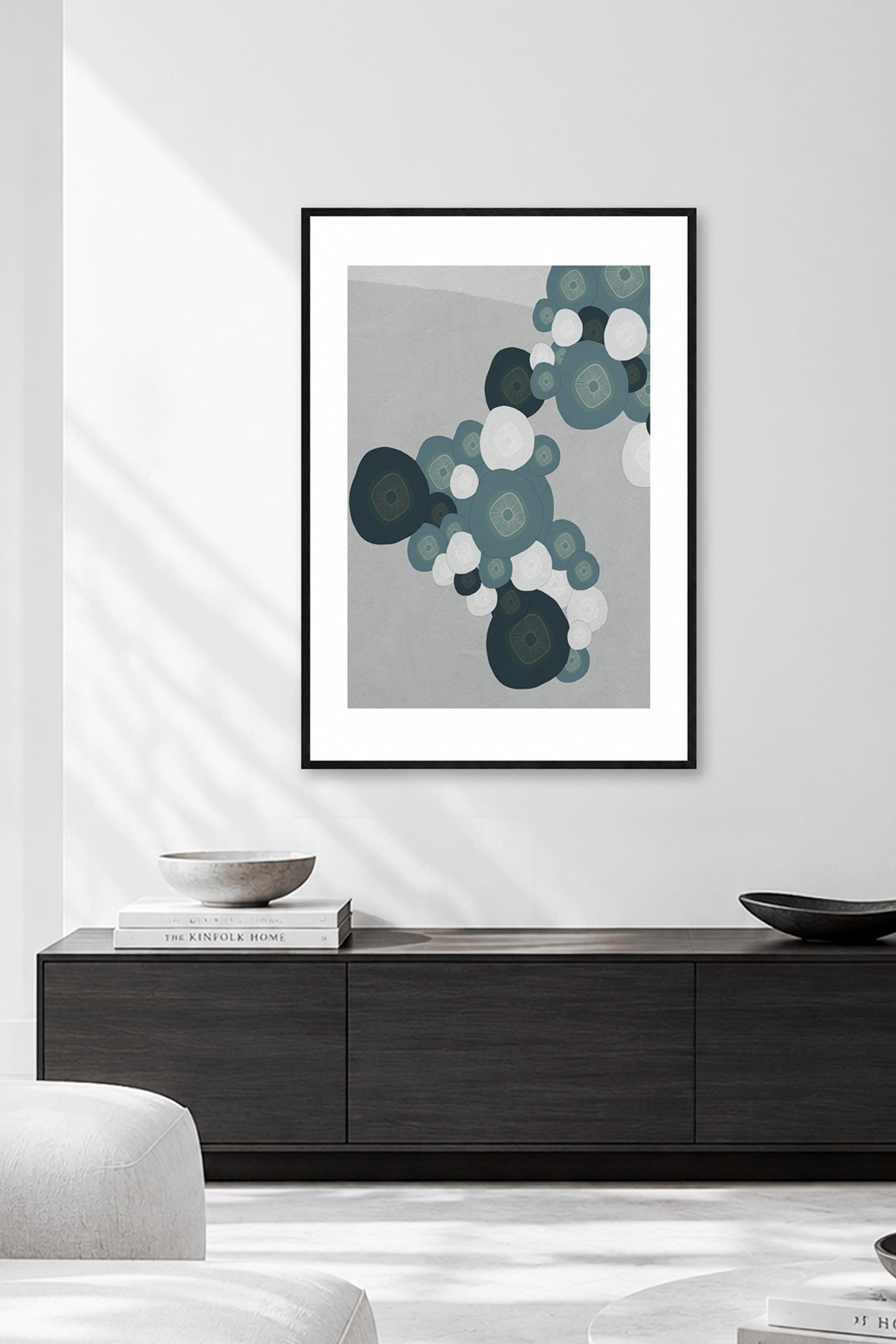 FREQUENCY gerahmte geometrische Kunst in Petrol und Blau über einem dunklen Sideboard in einem modernen hellen Wohnzimmer