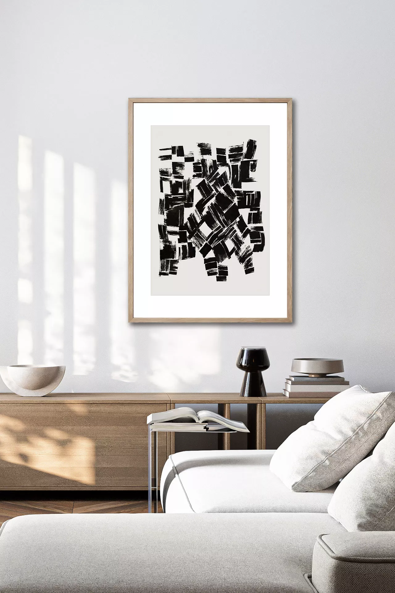 SÉQUENCE abstrakter Schwarz-Weiß Fine Art Print im hellen modernen Wohninterior mit Naturholzrahmen