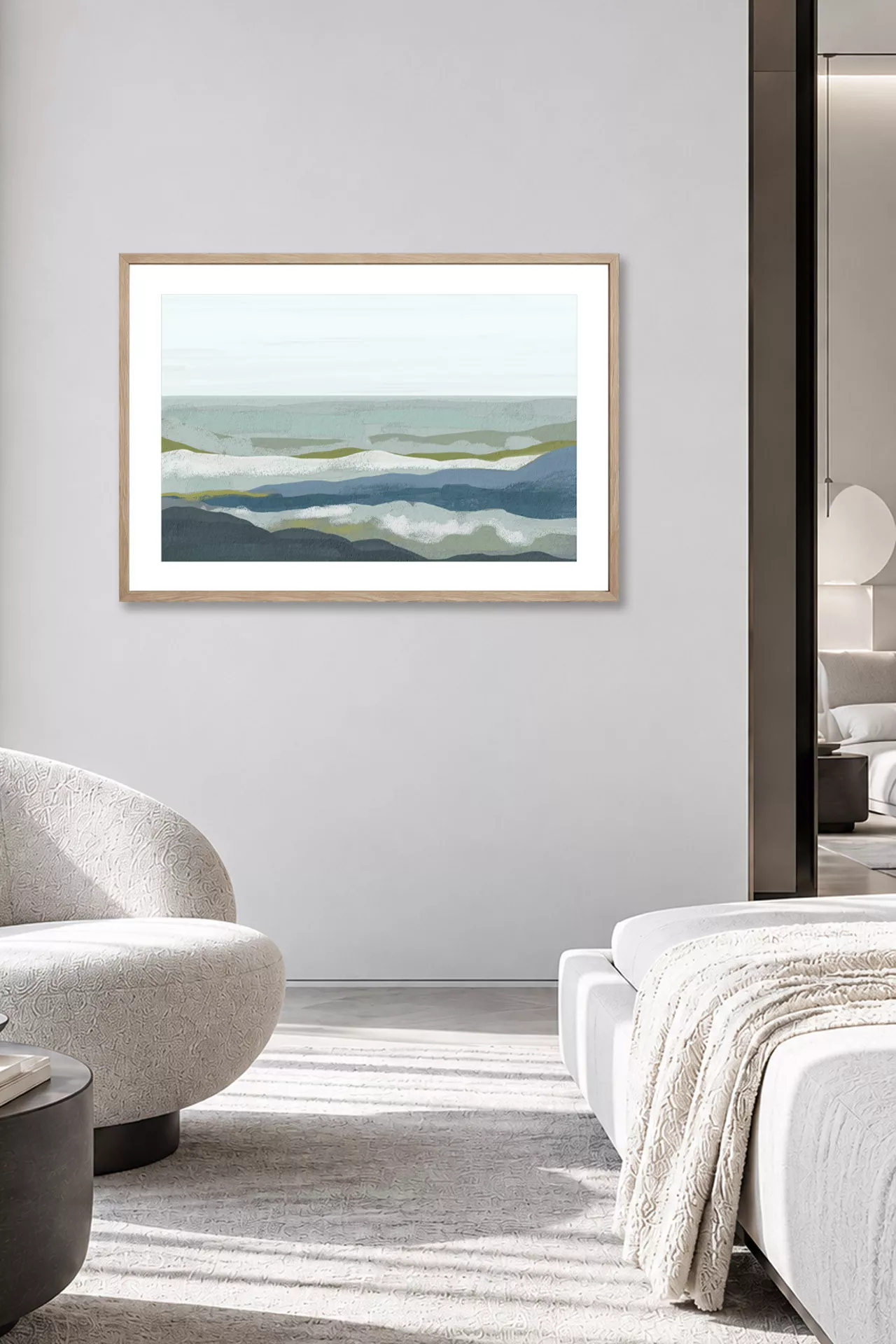 SOFT TIDE abstrakte Meereslandschaft im Eichenrahmen an heller Wand in einem modernen Wohnambiente