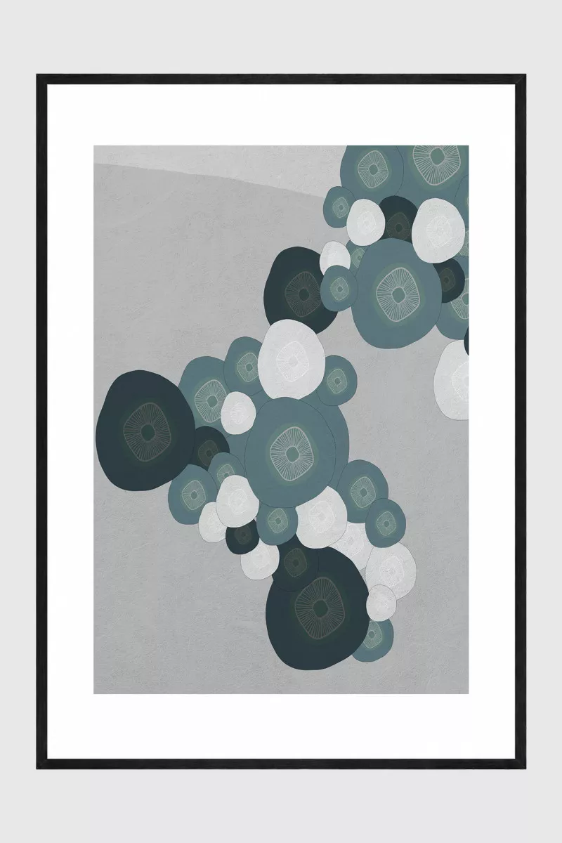 FREQUENCY gerahmter Fine Art Print mit geometrischen Kreisformen in Petrol, Blaugrün und Anthrazit, weißem Passepartout und mattschwarzem Rahmen