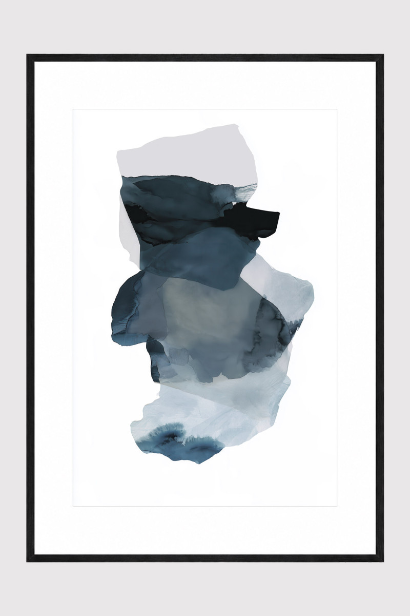 NOBU BLUE gerahmter abstrakter Fine Art Print in Nachtblau und Schiefergrau mit weißem Passepartout