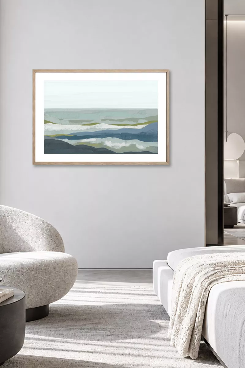 SOFT TIDE abstrakte Meereslandschaft im Eichenrahmen an heller Wand in einem modernen Wohnambiente
